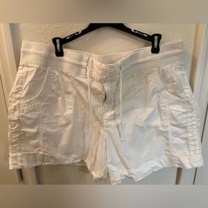 Khakis & Co. White Cargo Shorts – Size 18 – Excellent Like New Condition.